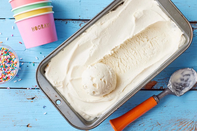 مراحل طرز تهیه بستنی فقط با شیر و شکر بدون ثعلب