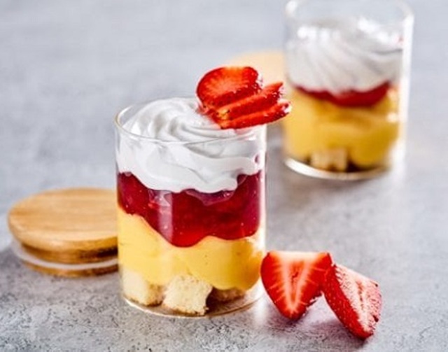 طرز تهیه جار کیک توت فرنگی در یک نگاه