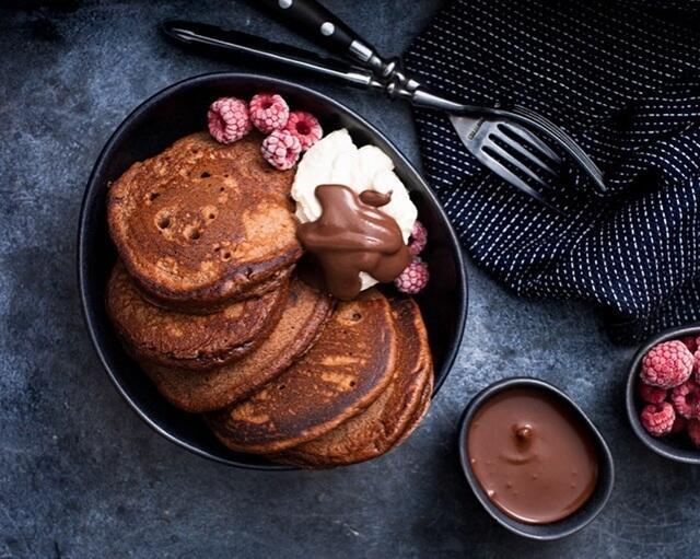 مراحل طرز تهیه پنکیک شکلاتی بدون فر