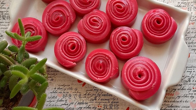 مراحل طرز تهیه ژله رولی با بستنی