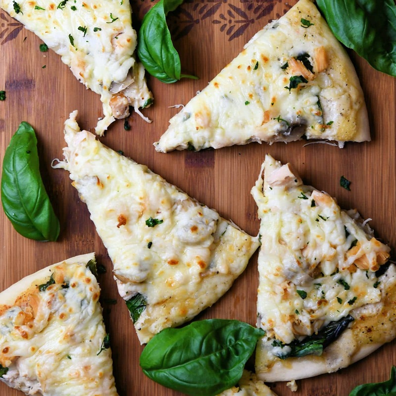 طرز تهیه پیتزا مرغ و اسفناج در ۱۰ قدم + ترفندهای خمیر و خشک نشدن