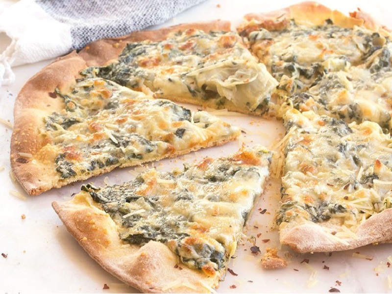 طرز تهیه پیتزا مرغ و اسفناج در یک نگاه