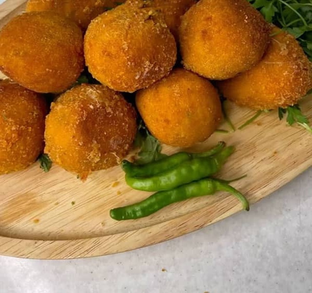 مراحل طرز تهیه توپک پنیری با سیب زمینی مراحل طرز تهیه توپک پنیری با سیب زمینی