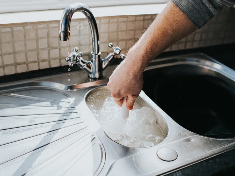 14 دلیل اصلی گرفتگی سینک ظرفشویی + 17 روش فوری رفع گرفتگی