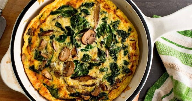 مراحل طرز تهیه املت اسفناج و قارچ