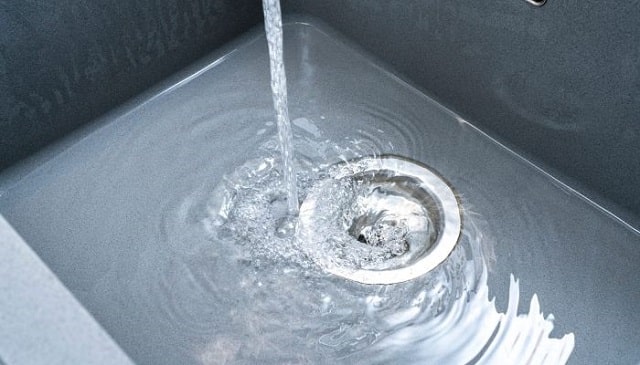 راهکارهای موثر برای جلوگیری از جمع شدن آب پشت سینک ظرفشویی