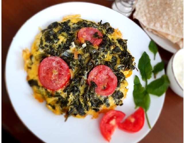 مراحل طرز تهیه املت اسفناج و گوجه