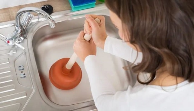 روش‌های خانگی رفع گرفتگی و برگشت آب از سینک ظرفشویی