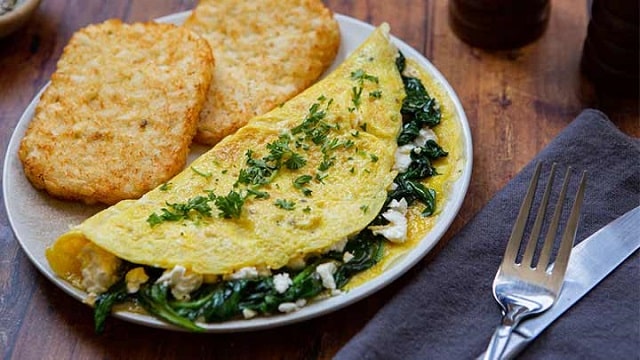 مراحل طرز تهیه املت اسفناج و پنیر