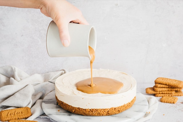 مراحل طرز تهیه کیک لوتوس یخچالی بدون نیاز به فر