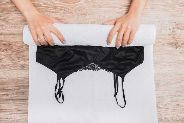 چگونه لباس آب رفته را درست کنیم؟