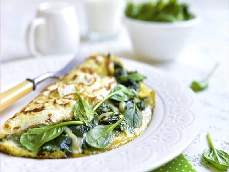 5 طرز تهیه املت اسفناج ساده و پنیری + 4 ترفند آب ننداختن و بوی زهم آن