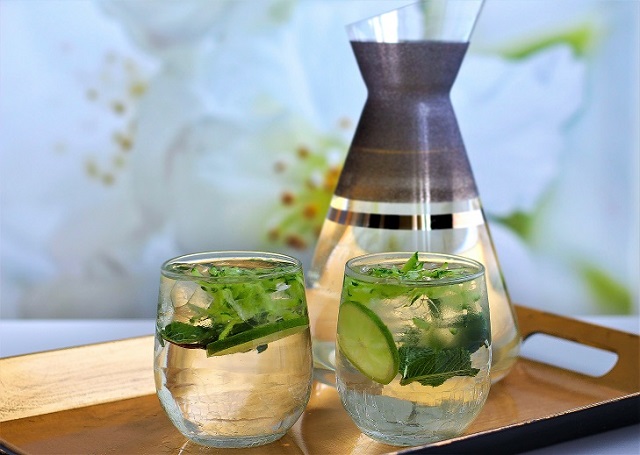 عرق بیدمشک رو با چی بخوریم خوشمزهتر بشه؟ عرق بیدمشک رو با چی بخوریم خوشمزهتر بشه؟