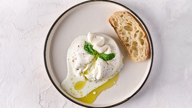 طرز تهیه پنیر بوراتا ایتالیایی؛ در یک نگاه