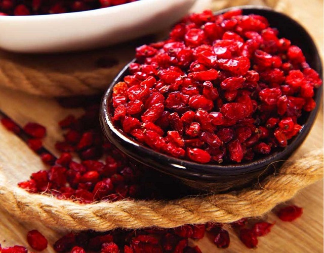 نکات مهم در شستشو و آماده‌سازی زرشک برای حفظ رنگ درخشان