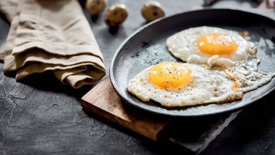 طرز تهیه نیمرو پفکی (ابری) در یک نگاه