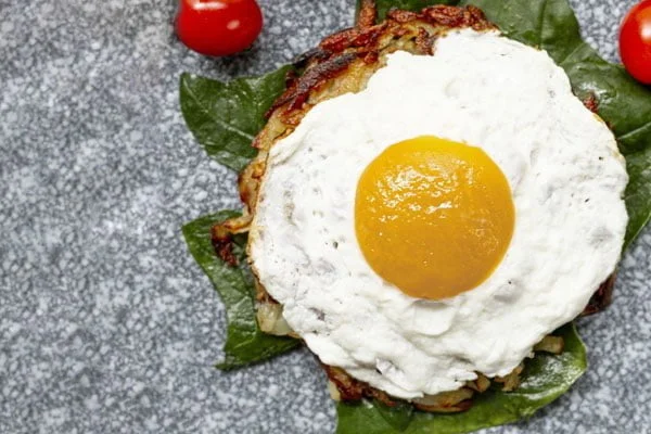 مراحل طرز تهیه نیمرو پفکی به روش رستورانی