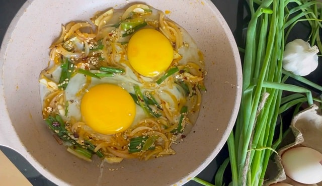 مراحل طرز تهیه نیمرو پیاز ساده مراحل طرز تهیه نیمرو پیاز ساده