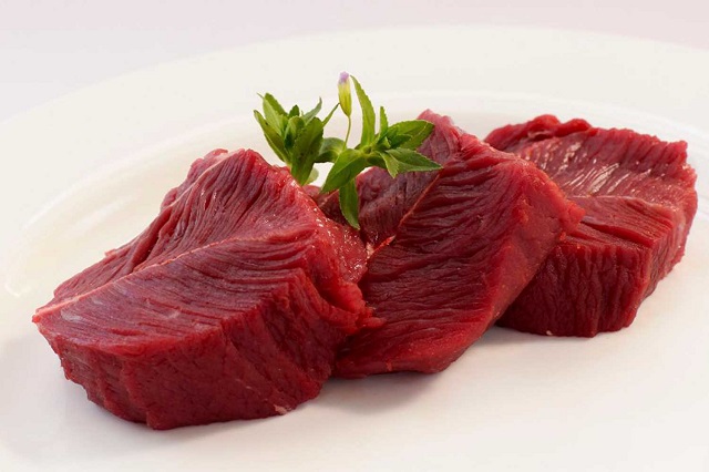 گوشت شترمرغ چیست؟ ویژگی‌های ظاهری و بافت منحصر‌به‌فرد