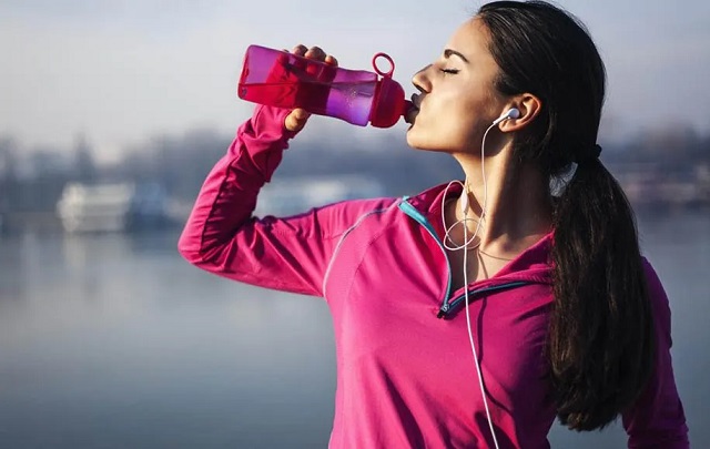 چگونه کم‌آبی بدن، استرس و اضطراب رو تشدید می‌کند؟