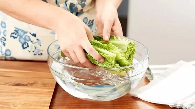 برای شستن کاهو سرکه بهتره یا نمک؟