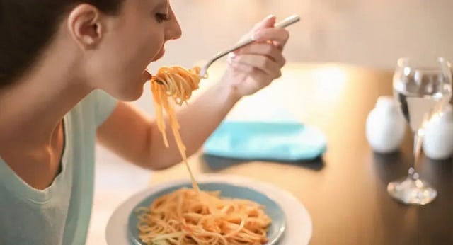 خوردن ماکارونی قبل از خواب چه تاثیری داره؟ خوردن ماکارونی قبل از خواب چه تاثیری داره؟