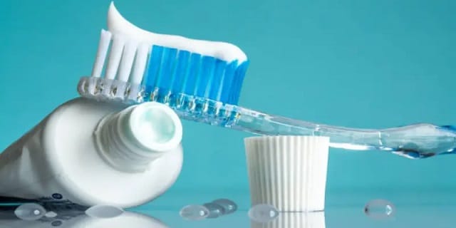 آیا می‌توان همزمان از خمیردندان سفیدکننده و ضدحساسیت استفاده کرد؟
