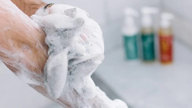 کدام برای پوست خشک بهتر است؛ صابون یا شامپو بدن؟ کدام برای پوست خشک بهتر است؛ صابون یا شامپو بدن؟