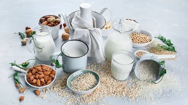 طعم و کاربرد در آشپزی؛ تفاوت شیر گیاهی و حیوانی چیست؟ طعم و کاربرد در آشپزی؛ تفاوت شیر گیاهی و حیوانی چیست؟