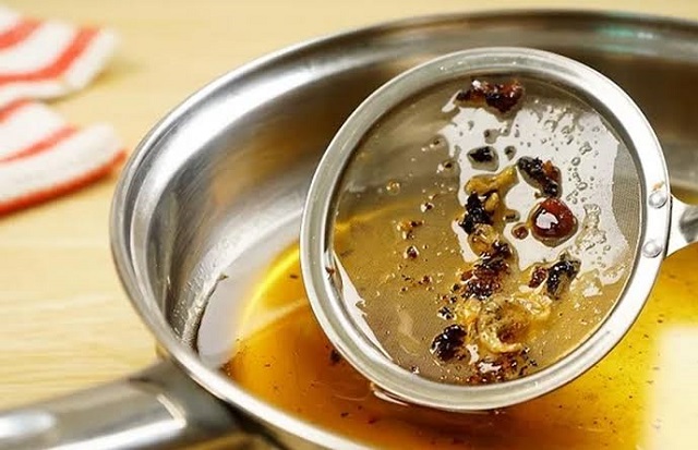 نشانههای ظاهری روغن سوخته؛ چه زمانی باید روغن را دور بریزیم؟ نشانههای ظاهری روغن سوخته؛ چه زمانی باید روغن را دور بریزیم؟