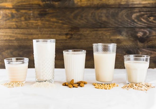 شیر گیاهی چیست و از چه ساخته میشه؟ شیر گیاهی چیست و از چه ساخته میشه؟