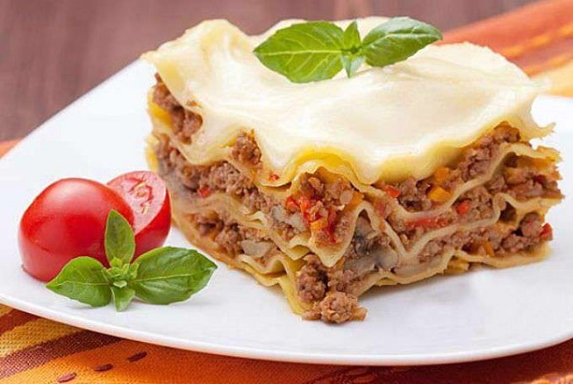نکاتی برای چیدمان لایههای پنیر در ظرف لازانیا نکاتی برای چیدمان لایههای پنیر در ظرف لازانیا