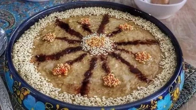 تزیین حلیم با کنجد و دارچین