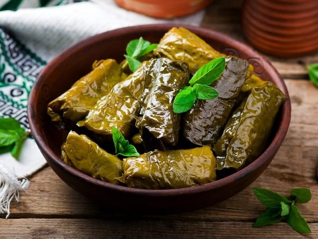 انواع سس و چاشنی مناسب دلمه برگ مو