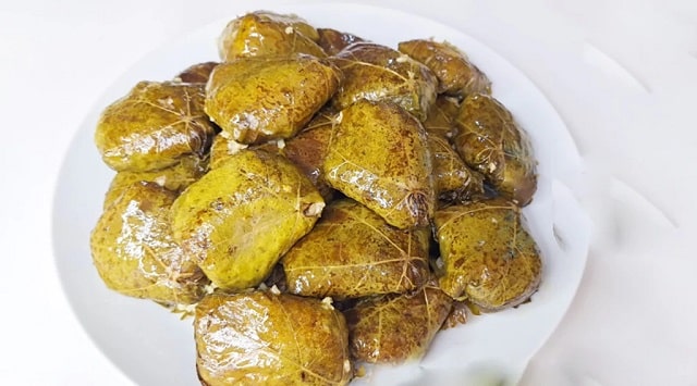 مراحل طرز تهیه دلمه برگ مو با عدس