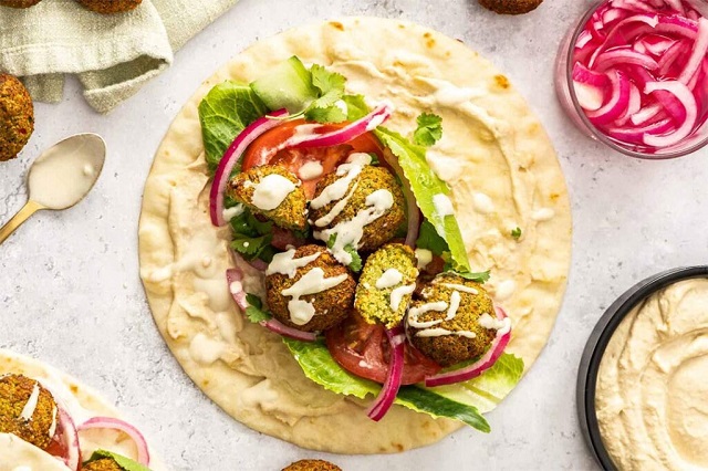 نسبت مناسب سبزیجات؛ چطور از تلخ شدن یا وا رفتن فلافل جلوگیری کنیم؟ نسبت مناسب سبزیجات؛ چطور از تلخ شدن یا وا رفتن فلافل جلوگیری کنیم؟