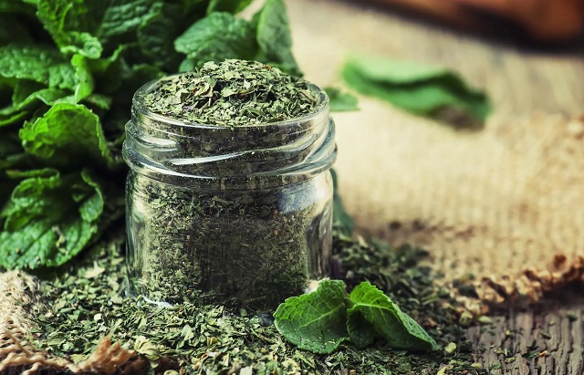 سبزی تازه یا خشک؛ کدام برای فلافل بهتر است؟ سبزی تازه یا خشک؛ کدام برای فلافل بهتر است؟