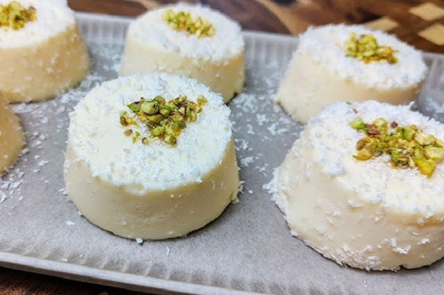 مراحل گام به گام طرز تهیه پودینگ با شیر بادام