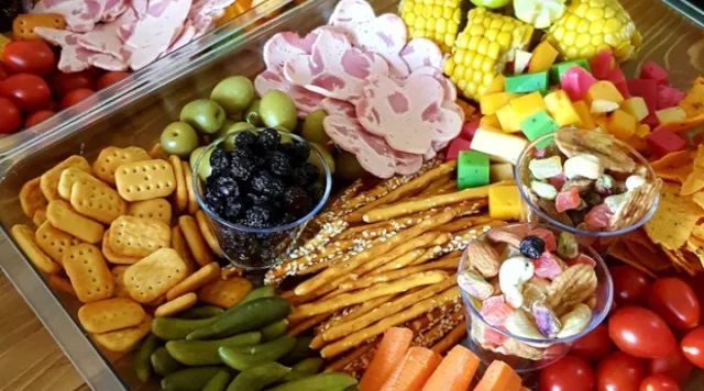 چطور یک سینی تنقلات متنوع برای جمع آماده کنیم؟