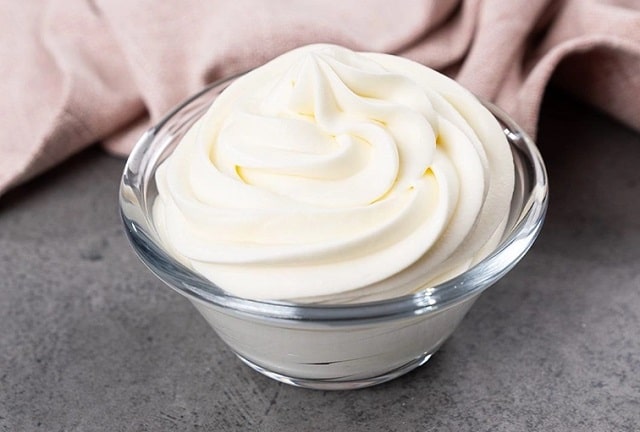 خامه ترش (Sour Cream) چیست و در چه غذاها و دسرهایی استفاده می‌شود؟