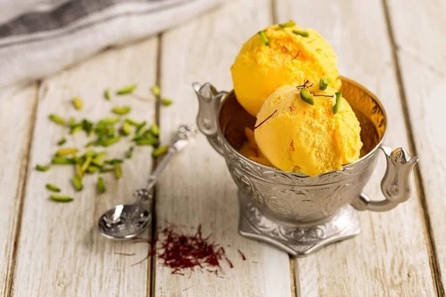 کالری بستنی سنتی زعفرانی و خامه‌دار چقدر است؟