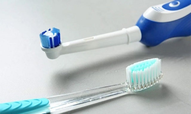 مسواک برقی یا دستی؛ کدام گزینه برای کامپوزیت و لمینت بهتر است؟