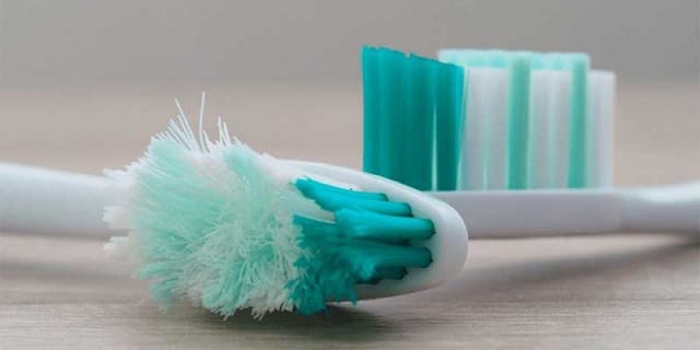 عوارض و خطرات استفاده طولانی‌مدت از مسواک کهنه برای لثه و مینای دندان