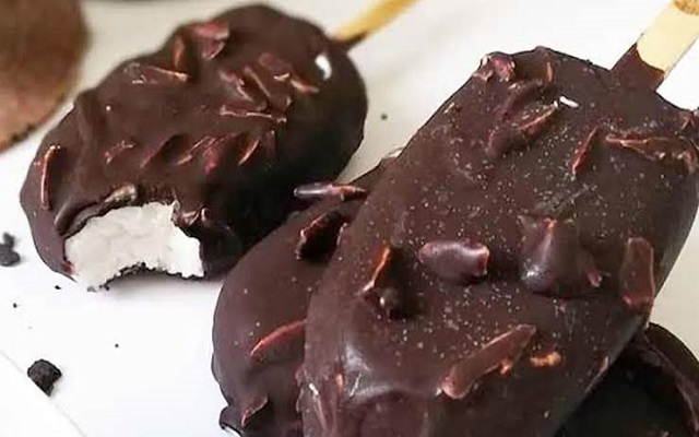 مراحل طرز تهیه بستنی مگنوم خانگی شکلاتی و مغزدار، بدون نیاز به قالب مخصوص