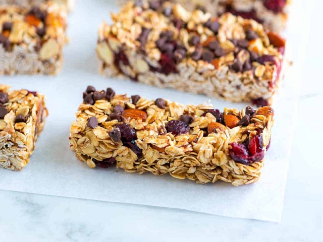 گرانولا بار (Granola Bar) چیست و کاربرد آن به عنوان میان‌وعده سالم