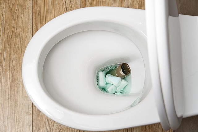چرا هرگز نباید نوار بهداشتی و تامپون را در چاه توالت فرنگی یا ایرانی انداخت؟
